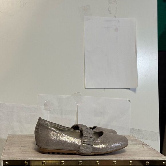Matt Bernson Silver Flats size 7 new - Picture 1 of 6